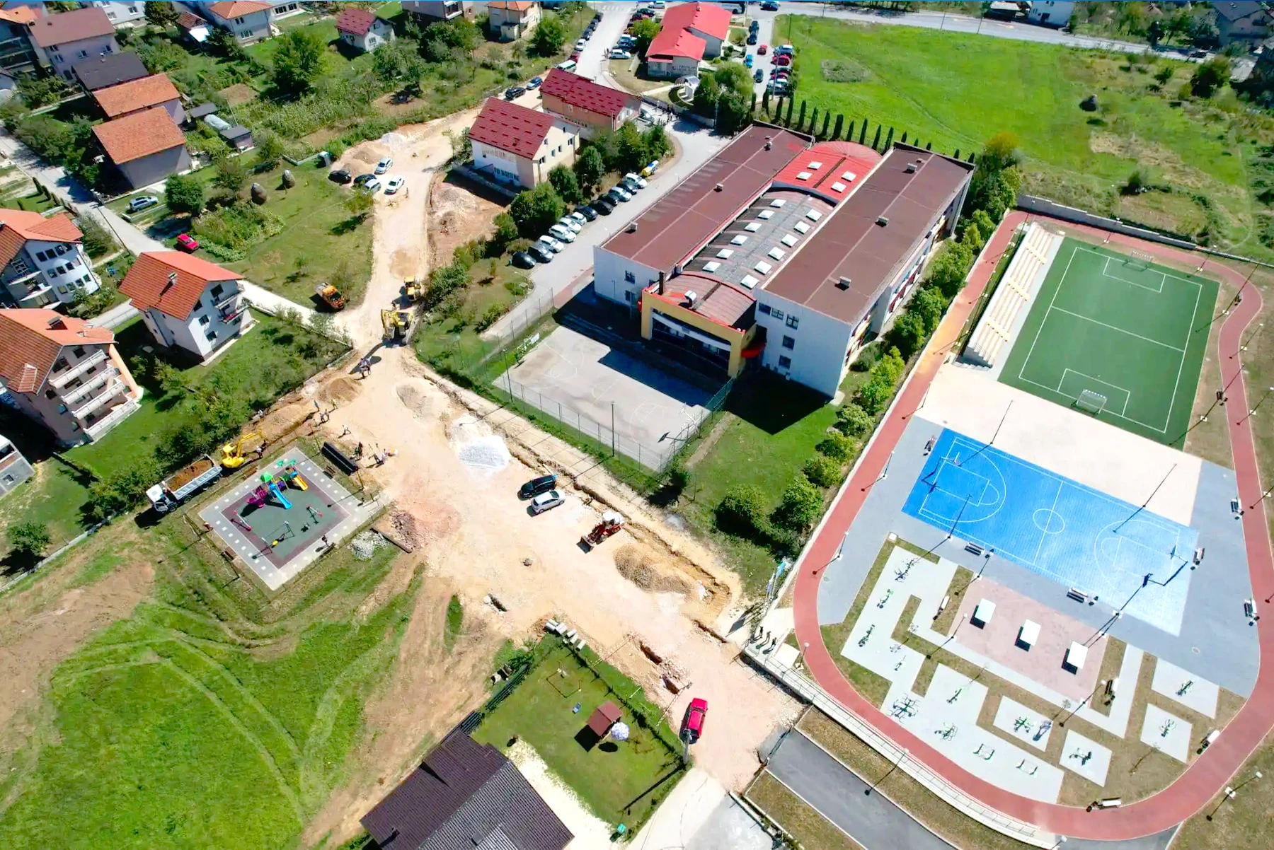 saobraćajnice sa pješačkim stazama i parkinga za sportsko rekreacioni centar Zlatno polje u Naselju heroja Sokolje GMT Design Projektovanje i nadzor 1