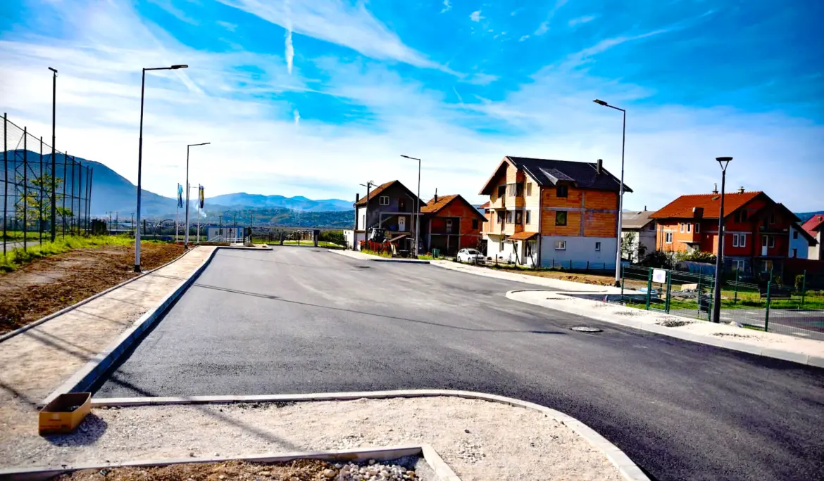 saobraćajnice sa pješačkim stazama i parkinga za sportsko rekreacioni centar Zlatno polje u Naselju heroja Sokolje GMT Design Projektovanje i nadzor 1